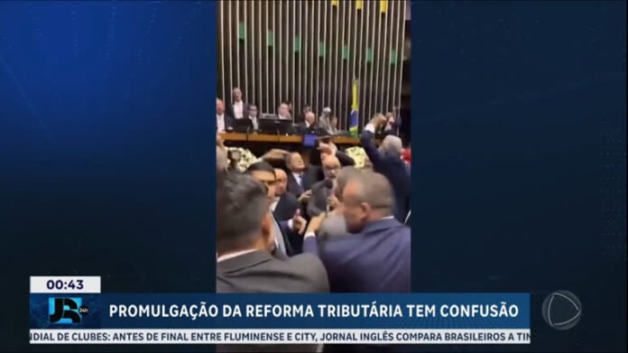 promulgacao-da-reforma-tributaria-e-marcada-por-briga-entre-deputados