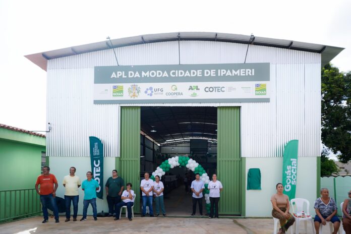 ipameri:-caiado-junto-com-prefeito-janio-pacheco-entrega-maquina-de-corte-de-tecido-a-apl-da-moda-da-cidade