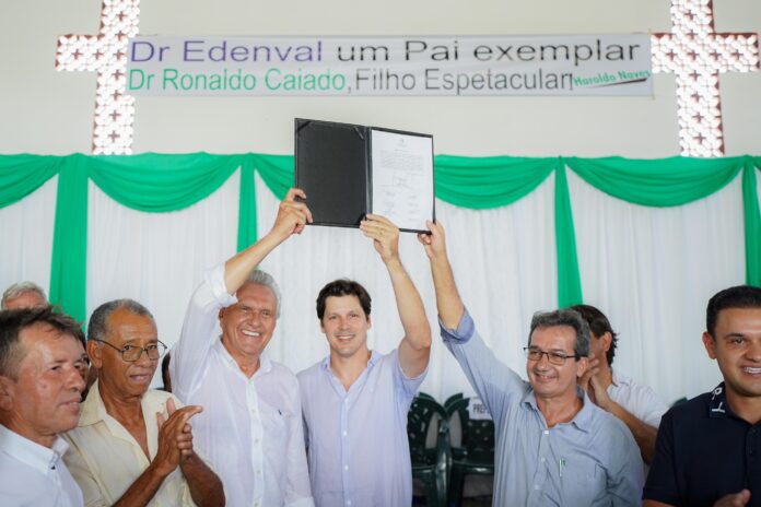 campos-verdes-de-goias:-vice-governador-daniel-vilela,-ao-lado-do-governador-ronaldo-caiado-e-do-prefeito-haroldo-naves-entrega-obra-de-pavimentacao-no-norte-goiano