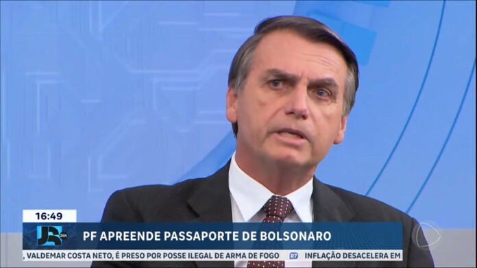 ex-presidente-jair-bolsonaro-entrega-passaporte-a-policia-federal