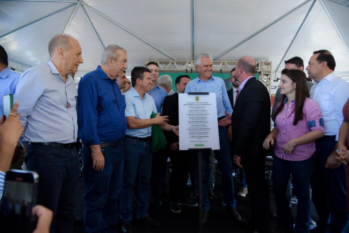 em-mineiros,-caiado-junto-com-o-prefeito-aleomar-rezende-e-liderancas-inaugura-pavimentacao-de-trechos-das-gos-306-e-341