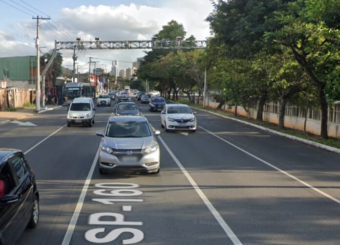 acidente-entre-dois-automoveis-deixa-feridos-na-avenida-professor-abraao-de-morais