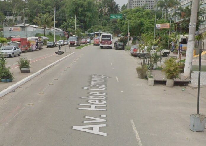 acidente-entre-caminhao-e-moto-deixa-homem-ferido-na-avenida-hebe-camargo