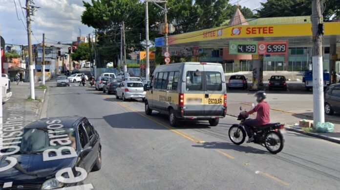 acidente-entre-automovel-e-moto-deixa-homem-ferido-na-rua-conselheiro-moreira-de-barros