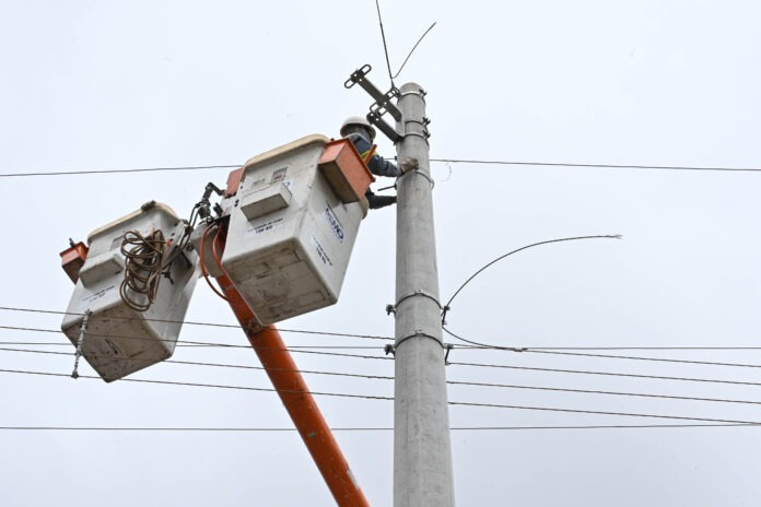 caldas-novas:-rede-eletrica-e-recuperada-e-modernizada-para-alta-temporada-na-cidade